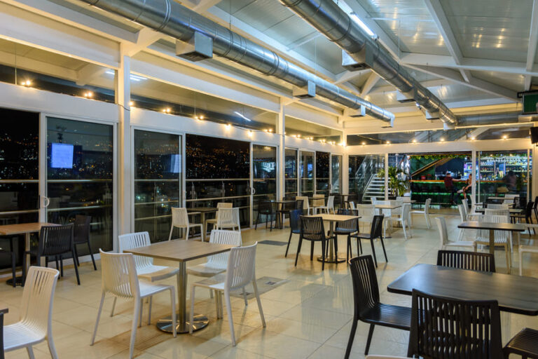 Hotel con terraza bar Medellín: qué buscar
